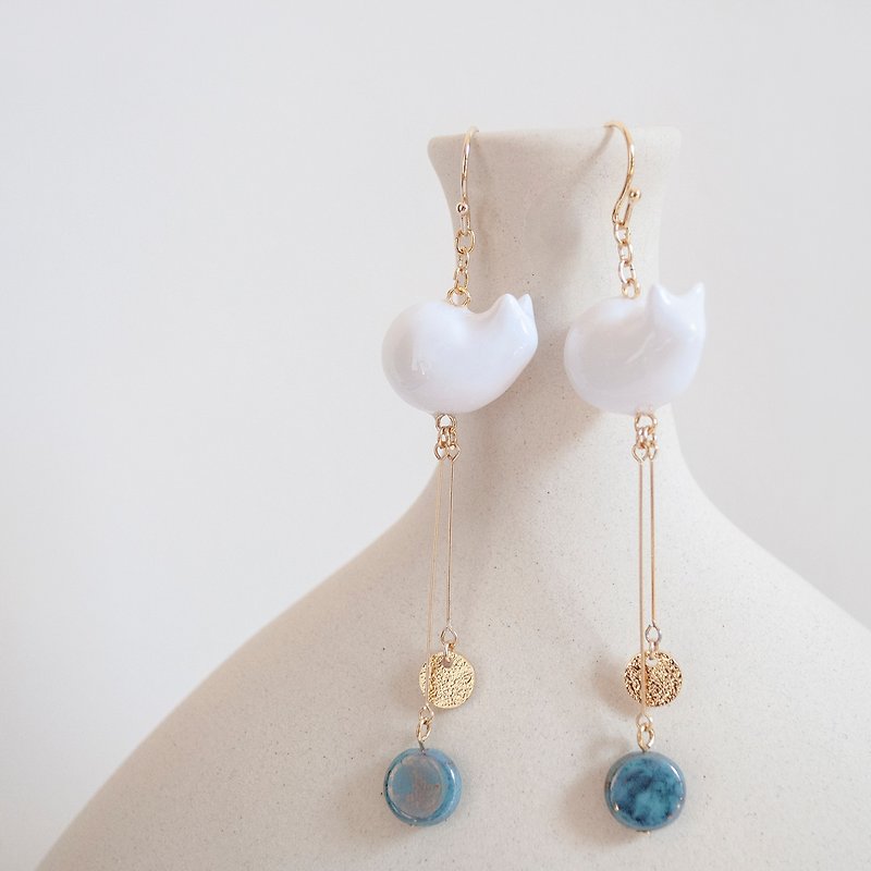 TeaTime White Cat with Gold Sand Round Texture Turquoise Earrings Ear Clips - ต่างหู - ดินเหนียว 