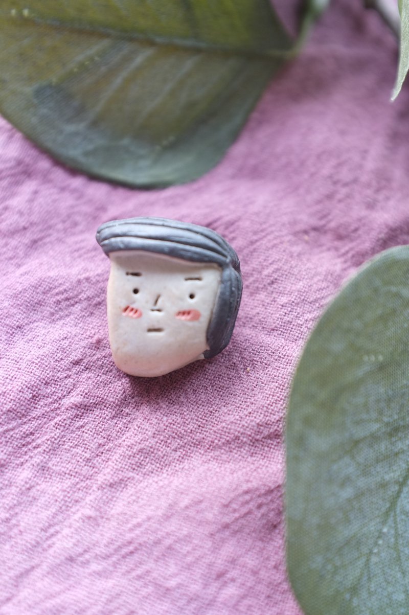 ceramic brooch / handmade / boy - 胸針 - 陶 白色