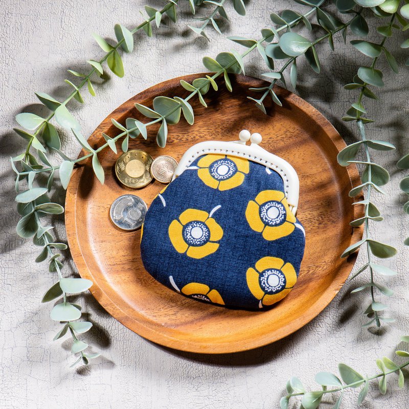 【藍底小菊花】零錢包#小口金包#可愛#搞怪#交換禮物 - 零錢包/小錢包 - 棉．麻 藍色