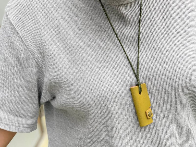 OTONA　自然派アースカラーの山葵色がステキ　オトナカギッコキーホルダー　後ろ姿もステキ　OKK-OOO-O - 鑰匙圈/鑰匙包 - 真皮 綠色