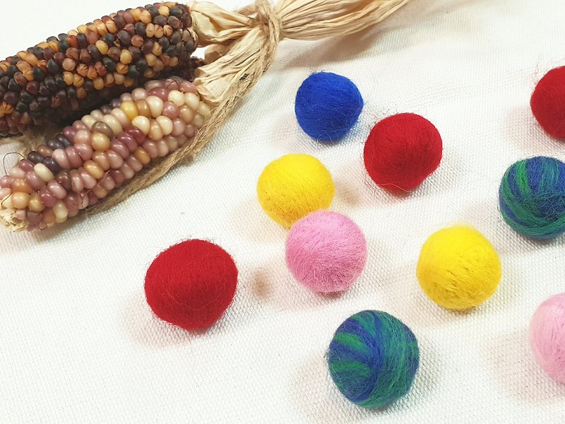 Booking. 11 sets of single wool felt acorn key ring - Keychains - Other Metals Multicolor