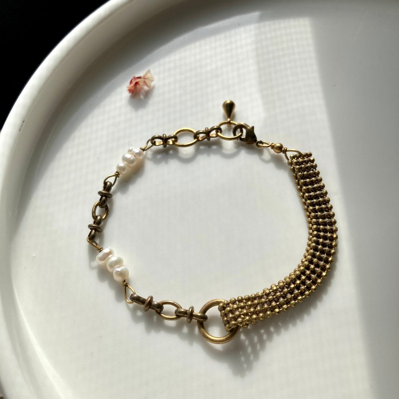 Laolin Groceries | Pearl Design Bronze Strap Bracelet - สร้อยข้อมือ - ไข่มุก สีทอง