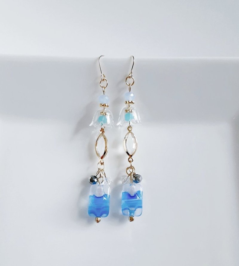 チェコビーズが揺れる すずらんビーズとアクリルフレームストーンのクリアスカイブルー色のピアス 誕生日プレゼント アレルギー対応ピアスまたはイヤリングに変更可能 - 耳環/耳夾/耳骨夾 - 玻璃 藍色