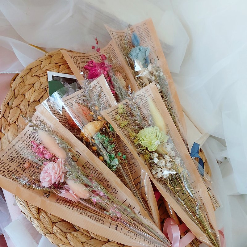 Sola dry small bouquet/photo props/graduation gift/birthday gift - ช่อดอกไม้แห้ง - พืช/ดอกไม้ หลากหลายสี