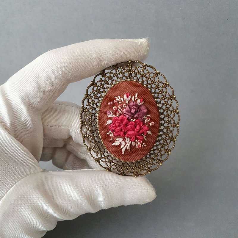 绣花胸针 Ribbon embroidered brooch for her - 胸針 - 絲．絹 紅色