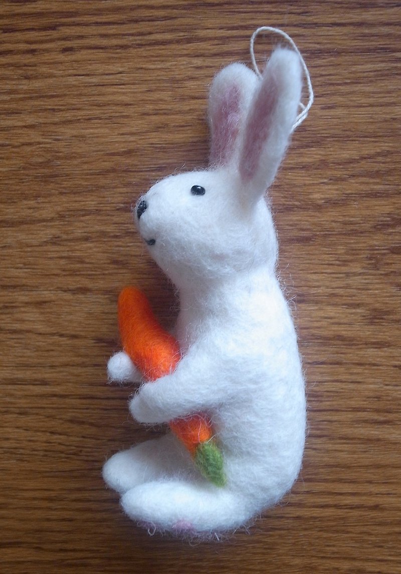 羊毛氈 手工製作  吊飾 包包掛飾 動物 拿紅蘿蔔的白兔 - 吊飾 - 羊毛 白色