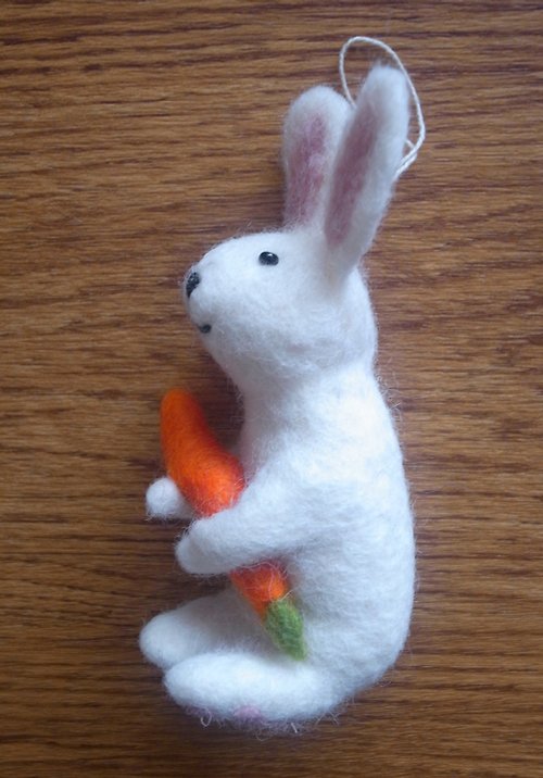 樂拍子Grooving the Beats 羊毛氈 手工製作 吊飾 包包掛飾 動物 拿紅蘿蔔的白兔