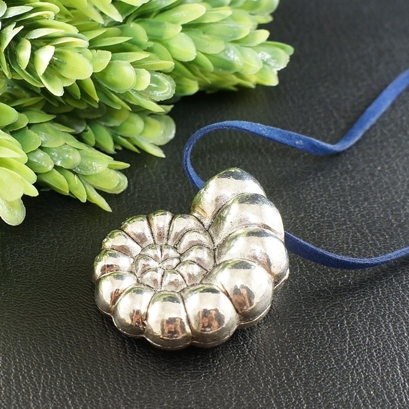 Large Silver Shell Pendant Necklace Marine Nautical Blue Cord Necklace Jewelry - 項鍊 - 其他金屬 銀色