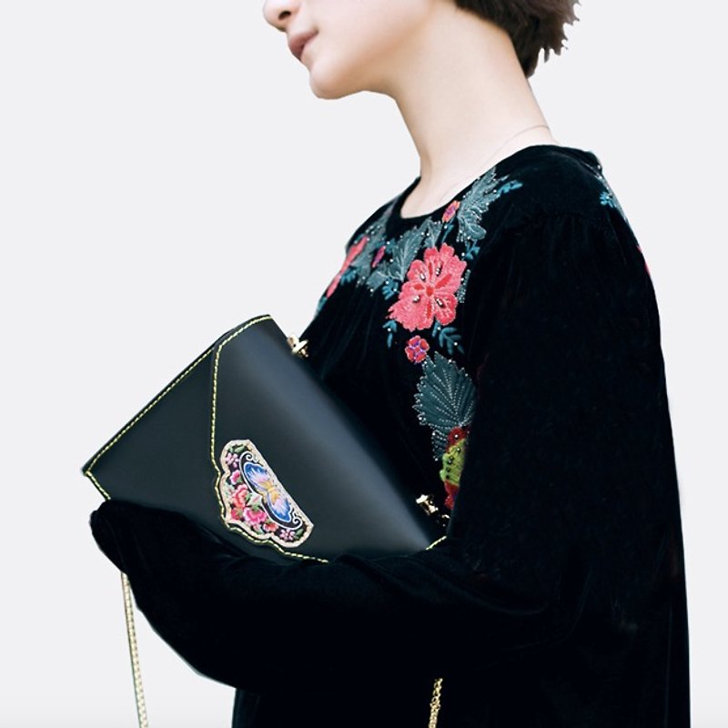 She called Black + Chinese wind embroidery / embroidery minimalist retro black small square hand shoulder oblique Messenger bag original leather first layer of leather handbags | ancient leather good original design creativity - กระเป๋าแมสเซนเจอร์ - หนังแท้ สีดำ