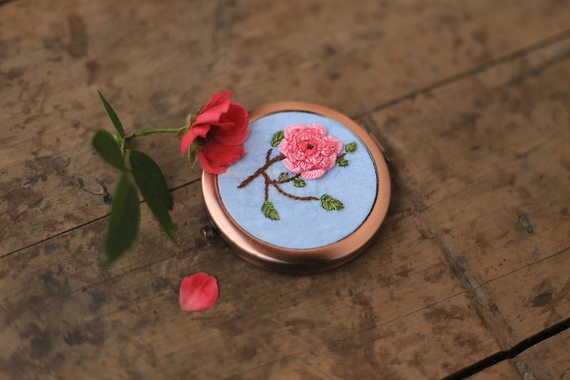 [ESZ Original] Embroidered Mirror | Rose Blossoms | New Hand Embroidered Products | Original Portable Makeup Mirror - อุปกรณ์แต่งหน้า/กระจก/หวี - งานปัก 