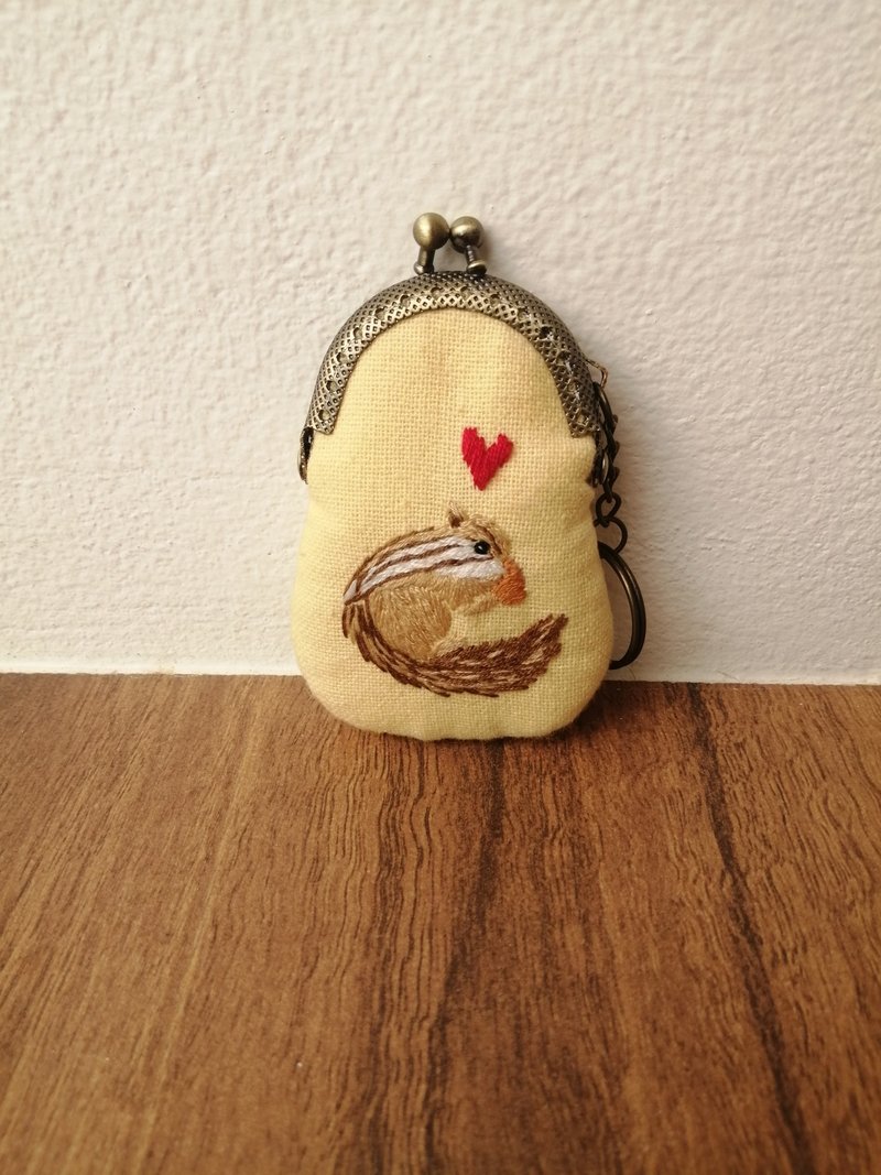 Hand-Embroidered Kiss Lock Pouch – Squirrel in Love - 零錢包/小錢包 - 棉．麻 黃色