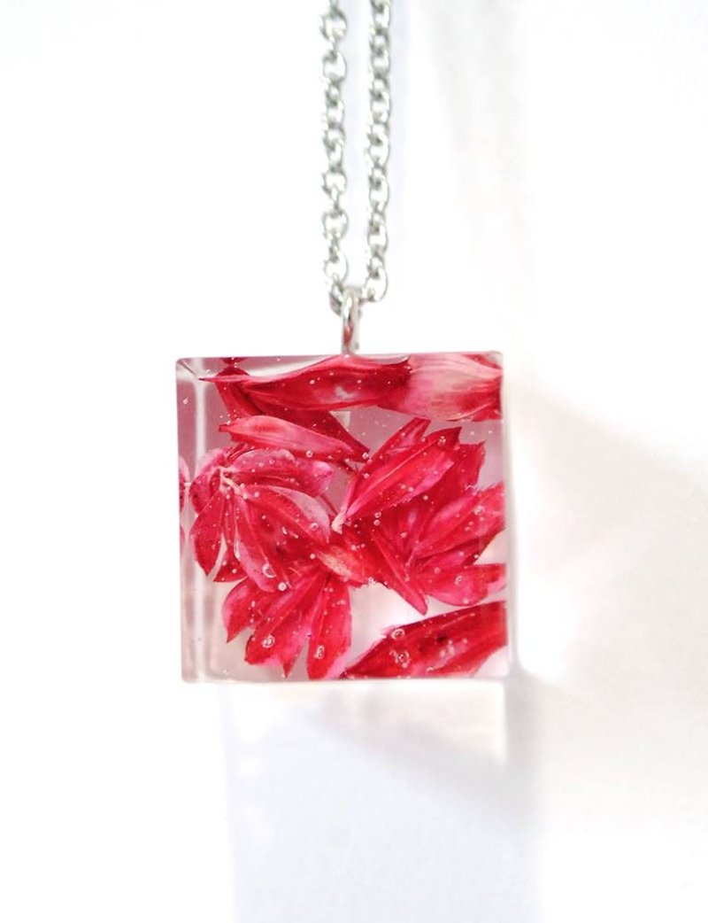 Colour Freak Studio Red Dried Flower Necklace / Cube pendant / Flower In Ice Series - Necklaces - Plants & Flowers Red
