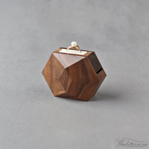 Woodstorming Small ring display box, rotating proposal box by Woodstorming