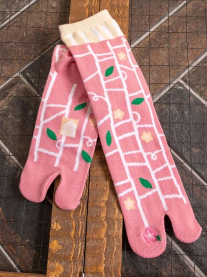 [Hot pre-order] Flower embroidery labyrinth foot bag 7JKP9103 (23-25cm) graduation season Tanabata - Socks - Other Man-Made Fibers 