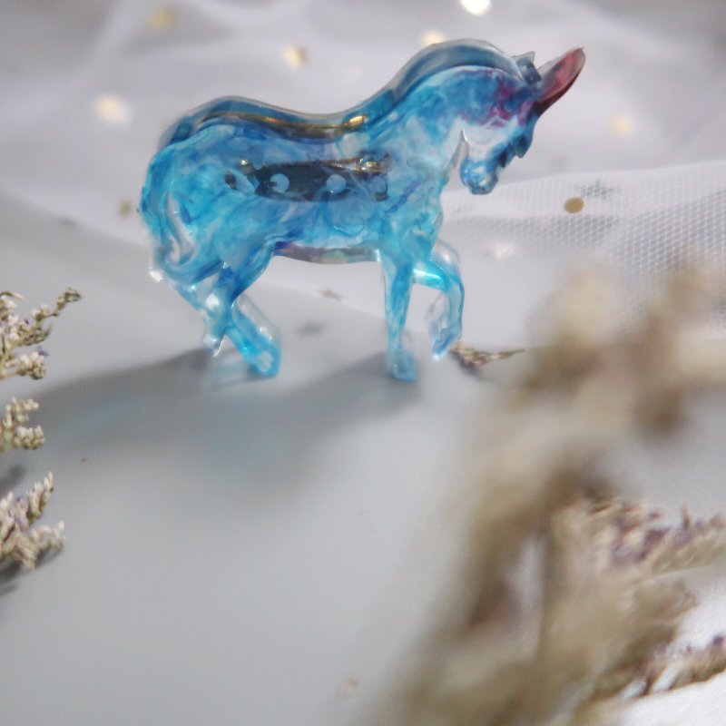 Rendering a unicorn brooch - เข็มกลัด - เรซิน สีน้ำเงิน