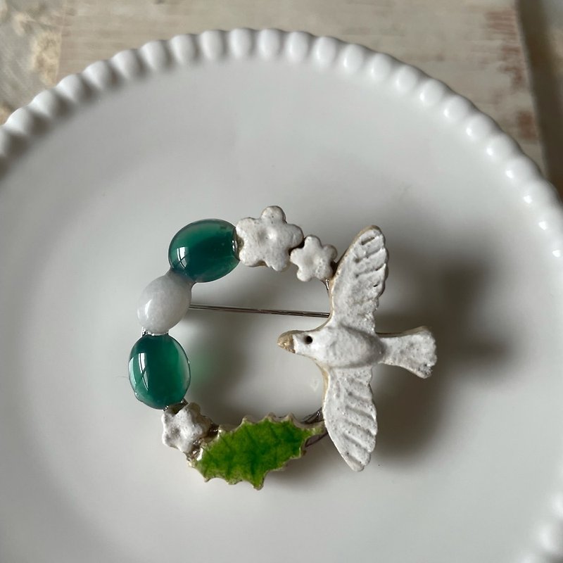 小鳥と天然石のブローチ(グリーンアゲート) - 胸針 - 陶 綠色
