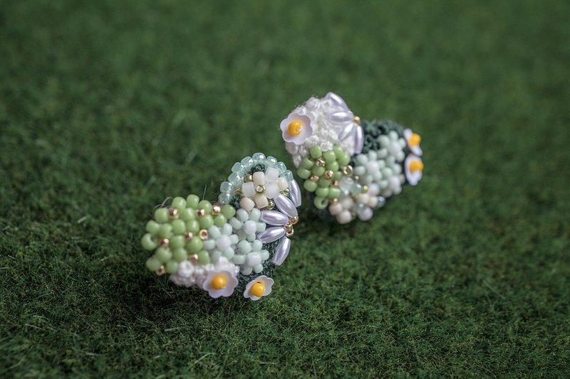 【Green Grass】Green Garden Love Earrings - ต่างหู - งานปัก 