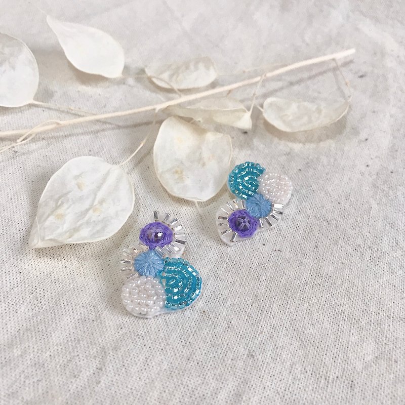 Hand-made embroidery // Hydrangea Garden Embroidered Earrings // Can be changed to clip style - ต่างหู - งานปัก สีน้ำเงิน
