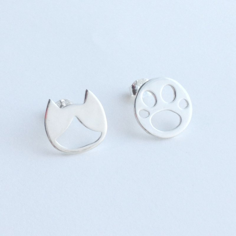 【受注製作】スタッドピアス／シルバー 猫(はちわれ)＆肉球モチーフ アシンメトリーデザイン - 耳環/耳夾/耳骨夾 - 其他金屬 銀色