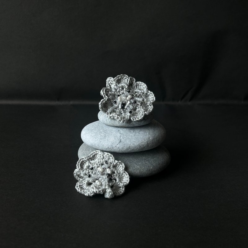 | 茷 | 耳針 | #224 | 手刺繡鉤織星蕊花耳環 - 耳環/耳夾/耳骨夾 - 繡線 銀色