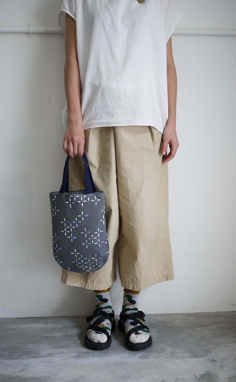 Moshimoshi | Small round bag - grilles - กระเป๋าถือ - ผ้าฝ้าย/ผ้าลินิน สีเทา