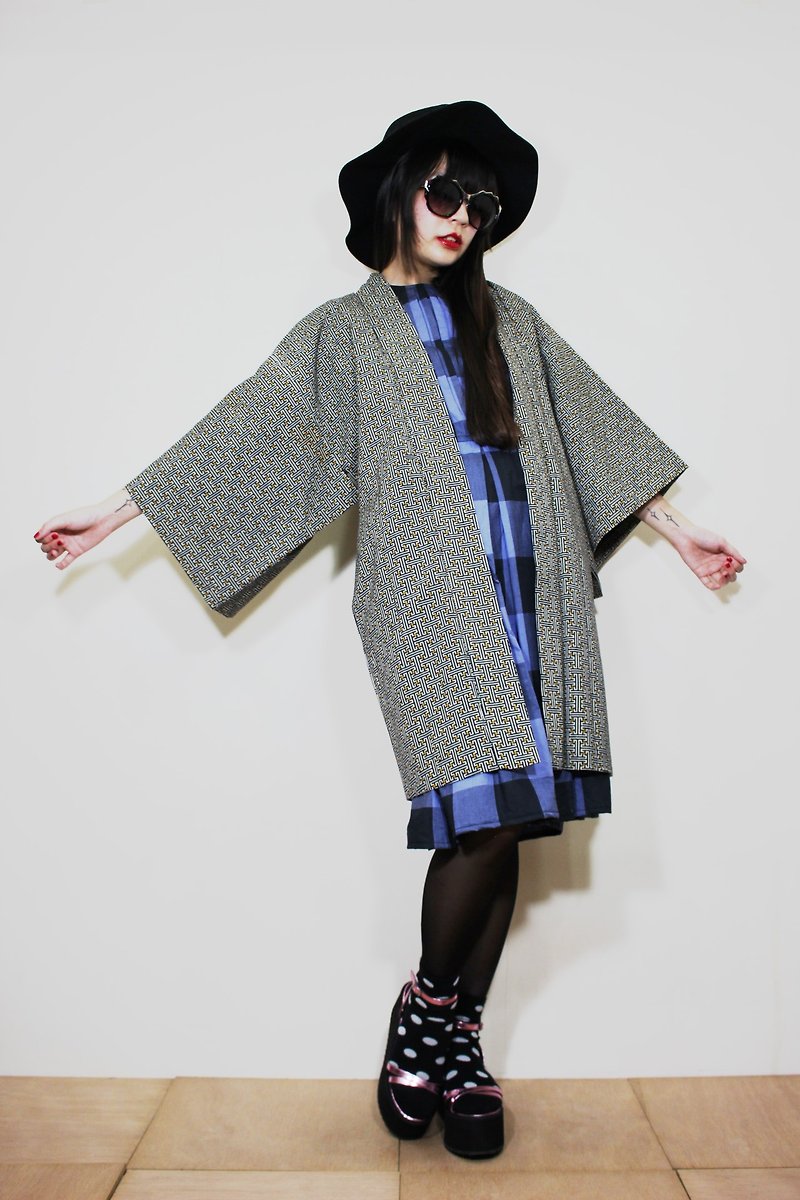 F2088 [Nippon kimono] (Vintage) black and white lines arranged Japanese kimono haori (お wa ri)