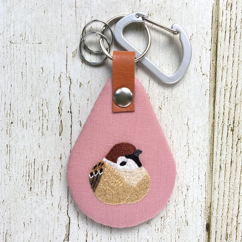 スズメの手刺繍キーホルダー2:ピンク - 鑰匙圈/鑰匙包 - 繡線 粉紅色