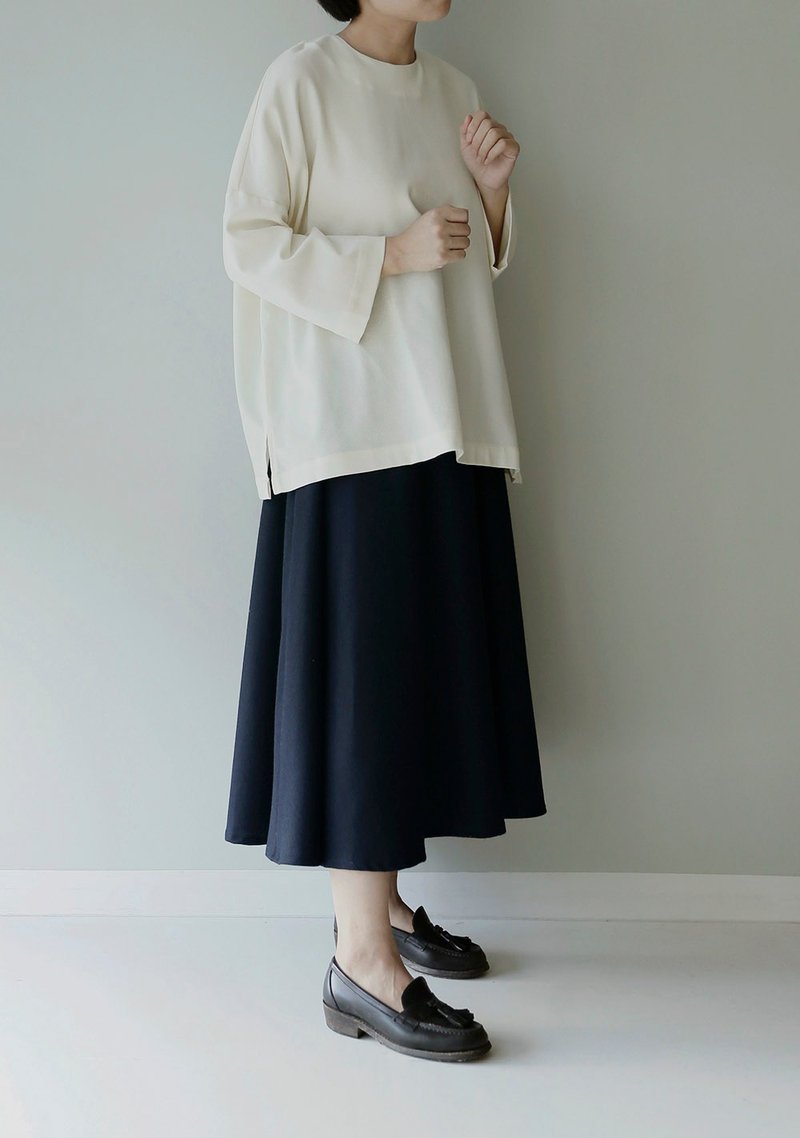 溫潤如玉  精緻小圓領寬松風格廓形上衣 日本製奶白色羊毛縐紗 - 女上衣/長袖上衣 - 羊毛 白色