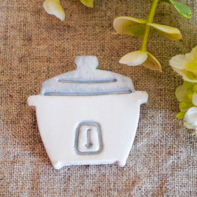Rice cooker style brooch / white - Brooches - Clay White