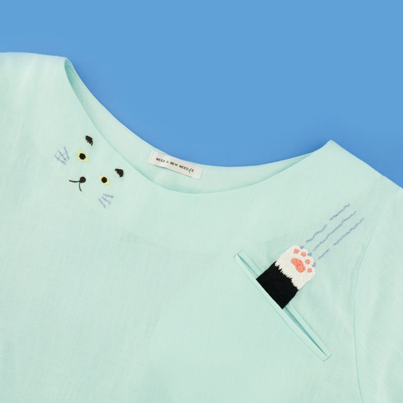 Spooky Cat - Hand Embroidered linen Blouse - 女上衣/長袖上衣 - 棉．麻 綠色