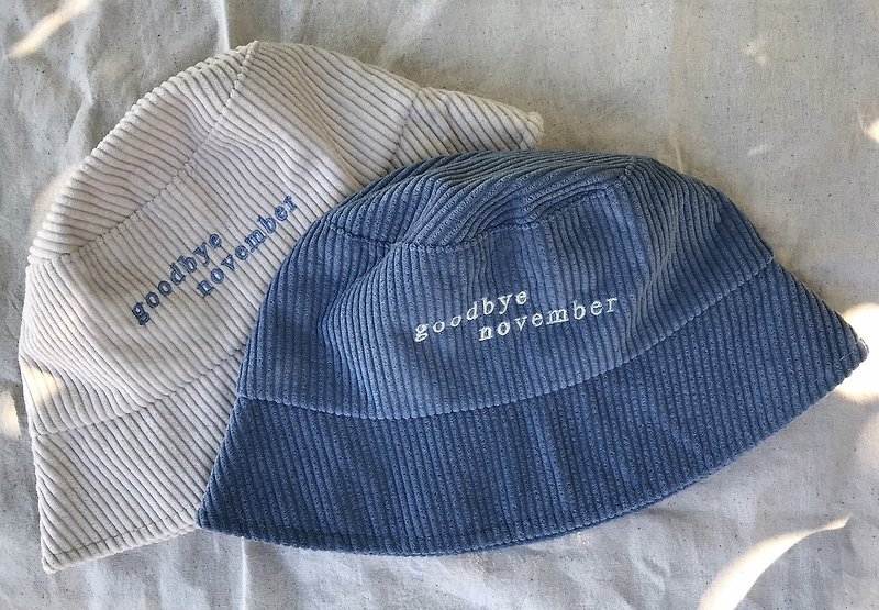 &#x27;goodbye november&#x27; Embroidery Bucket Hat BLUE/WHITE