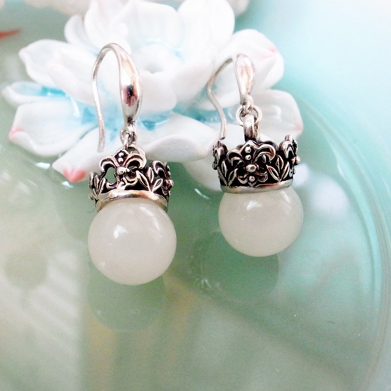 Carved Crown Round Bead Earrings-White Chalcedony 925 Sterling Silver - ต่างหู - เงินแท้ สีเงิน