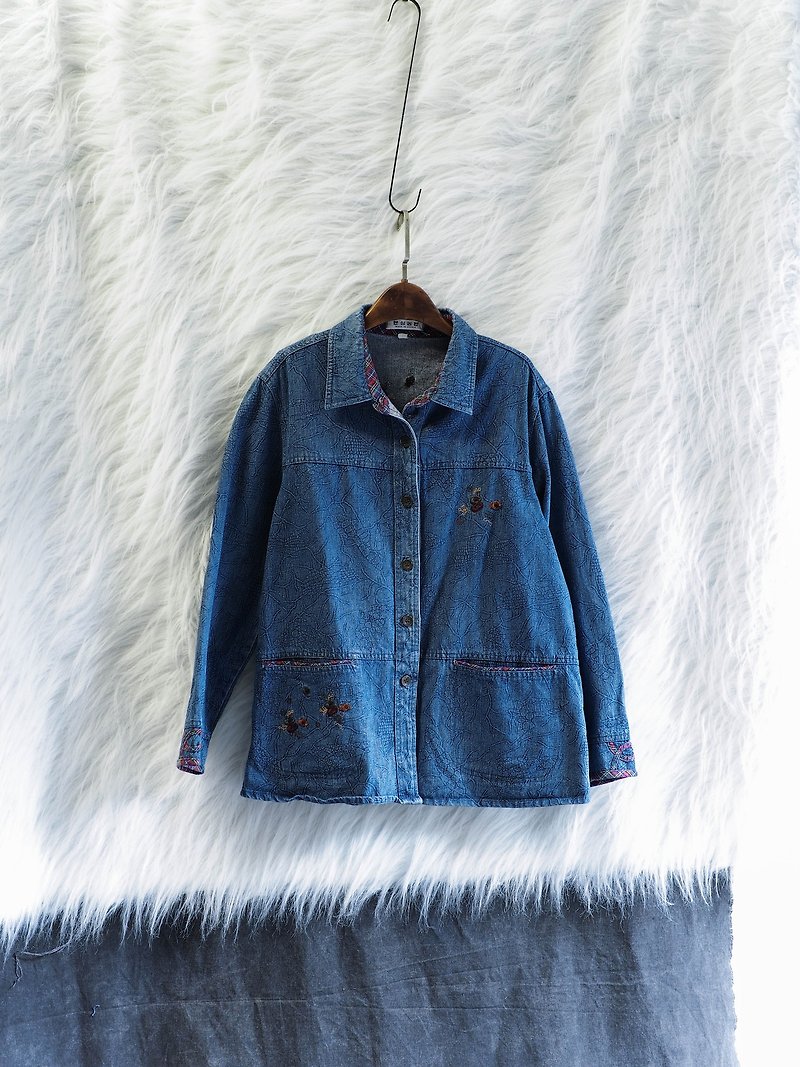 Shimane blue embossed embroidery double pockets love girl antique cotton shirt jacket coat vintage - เสื้อเชิ้ตผู้หญิง - ผ้าฝ้าย/ผ้าลินิน สีน้ำเงิน