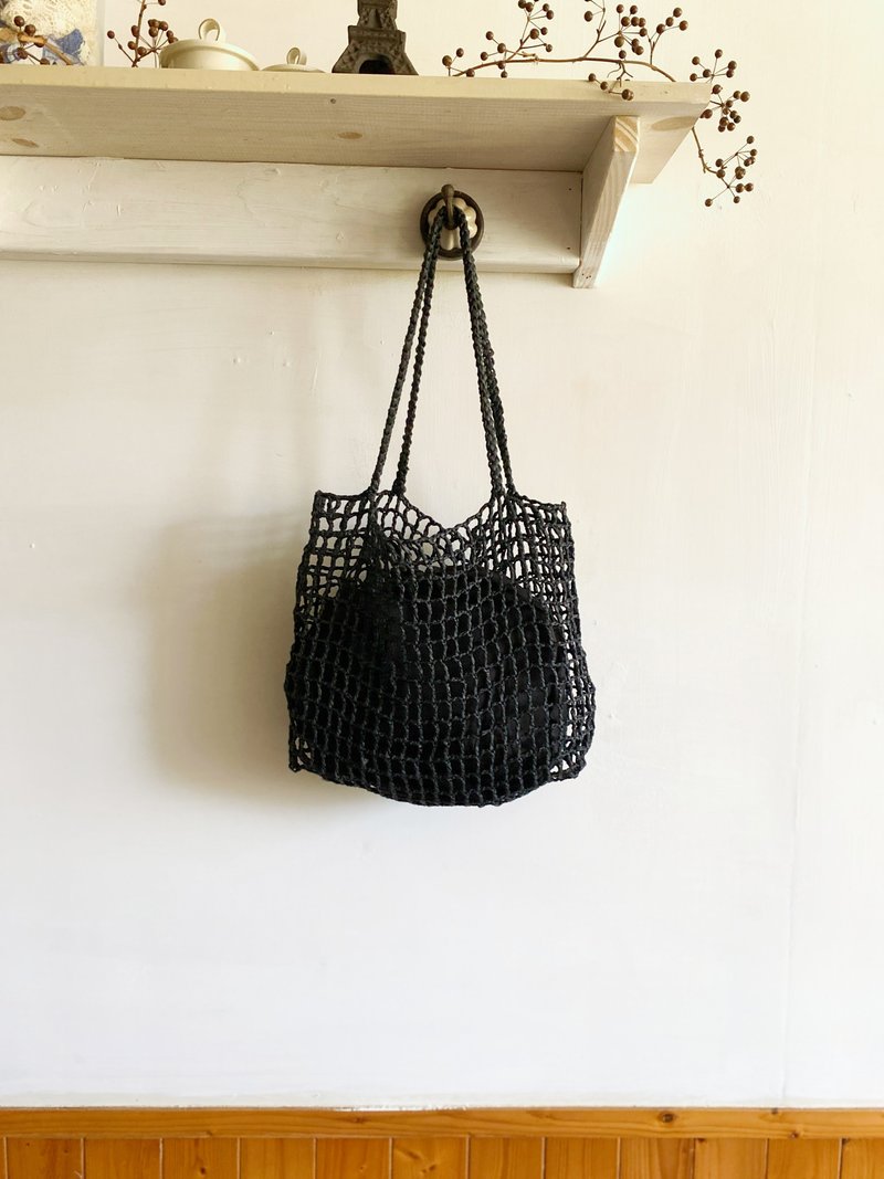 【好日手作】Handmade。夏日手工拉菲草編織炭黑鏤空側背包 - 側背包/斜背包 - 其他材質 黑色