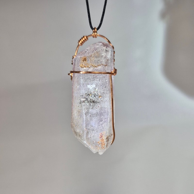 •淡淡的• 紫白骸骨水晶 水晶原礦吊墜 手作金屬繞線 - 項鍊 - 水晶 紫色