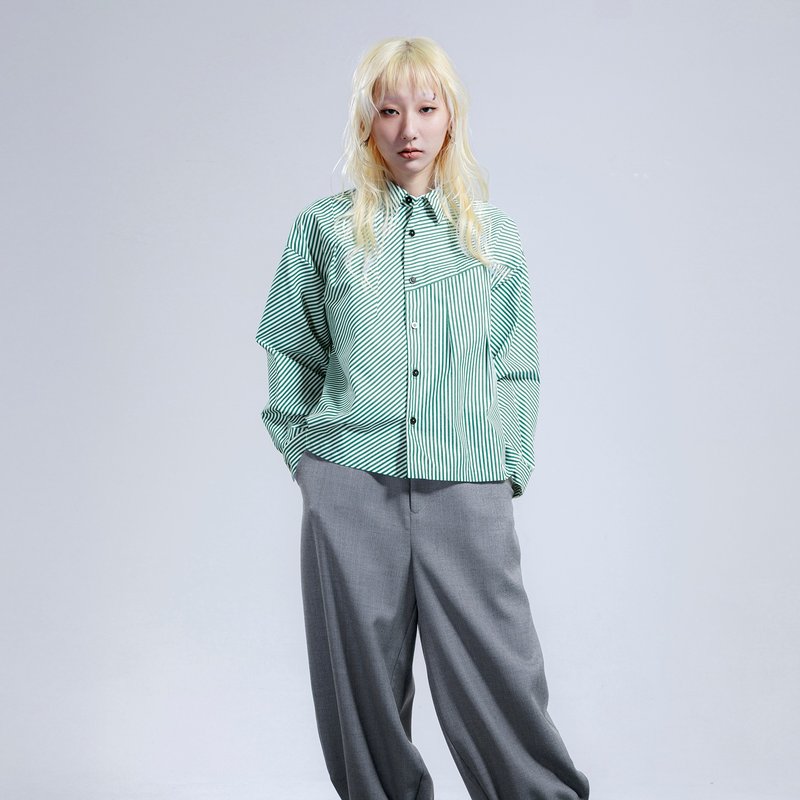 Misaligned Stripe Pleat Shirt - เสื้อเชิ้ตผู้หญิง - ผ้าฝ้าย/ผ้าลินิน สีเขียว