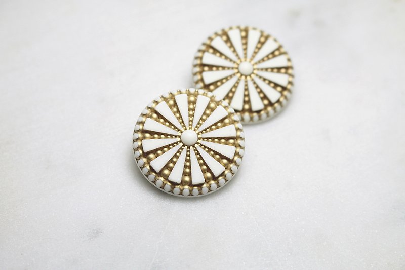 Mishivénus-Ancient Egypt-Vintage Earrings Ear Pin Ear Clip / ve195 - Earrings & Clip-ons - Plastic White