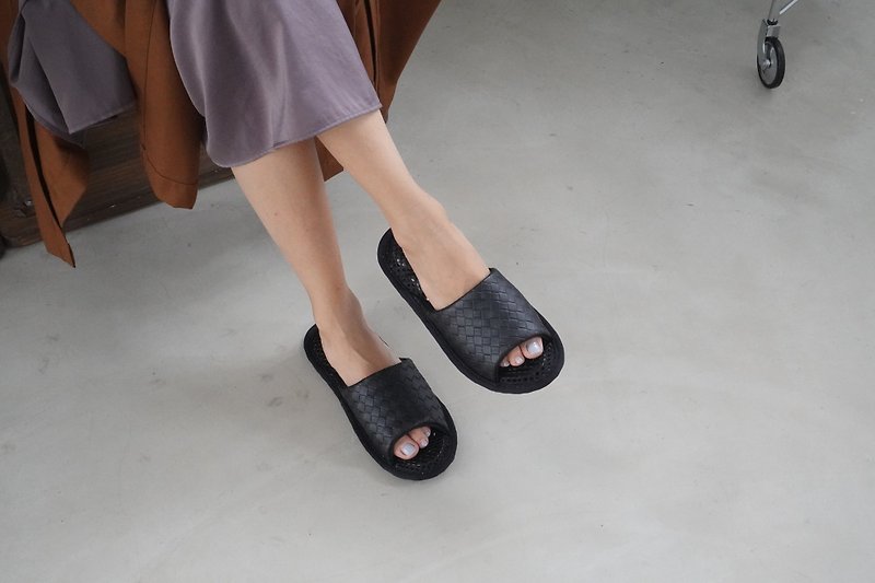 AC RABBIT - Hoof Hard Sole Series - Waterproof Woven Leather Hard Sole Indoor Slippers Black - รองเท้าแตะ - วัสดุอื่นๆ สีดำ
