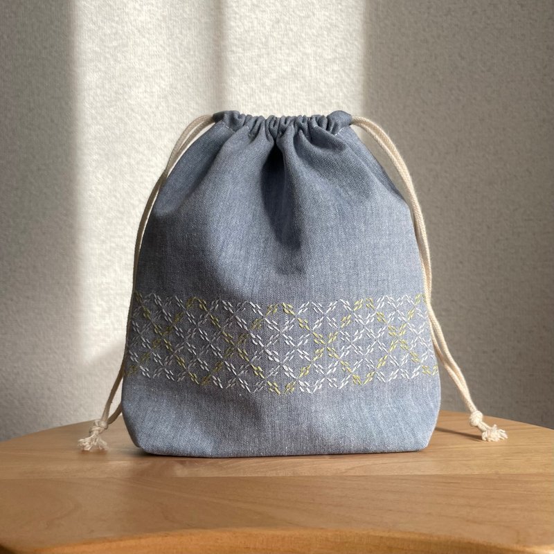 Sashiko Drawstring Bag with Gusset Navy Diagonal Grid Pouch Japanese Fabric Accessory Gift Christmas Birthday - กระเป๋าเครื่องสำอาง - ผ้าฝ้าย/ผ้าลินิน สีน้ำเงิน