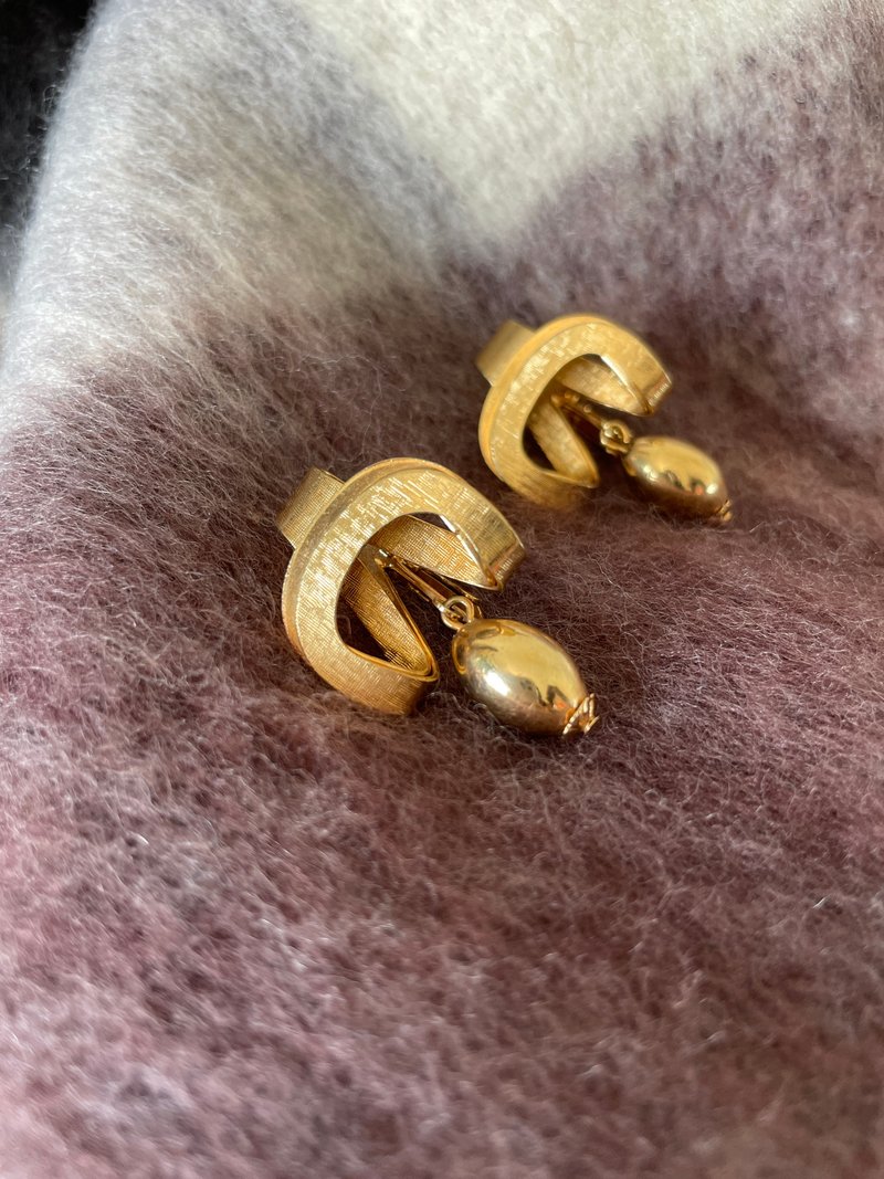 古董金色刷紋垂墜水滴夾式耳環 C554 - 耳環/耳夾/耳骨夾 - 其他金屬 金色