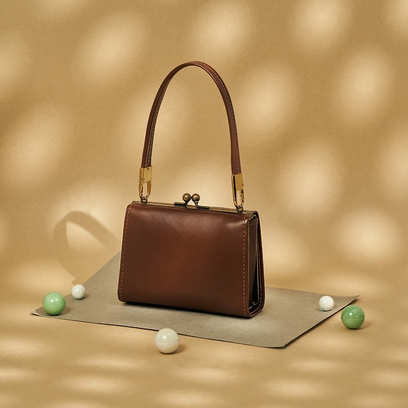 Small Clasp Case Bag in Handmade Genuine Leather - Holly Green/Pine Cone Brown - กระเป๋าถือ - หนังแท้ สีนำ้ตาล