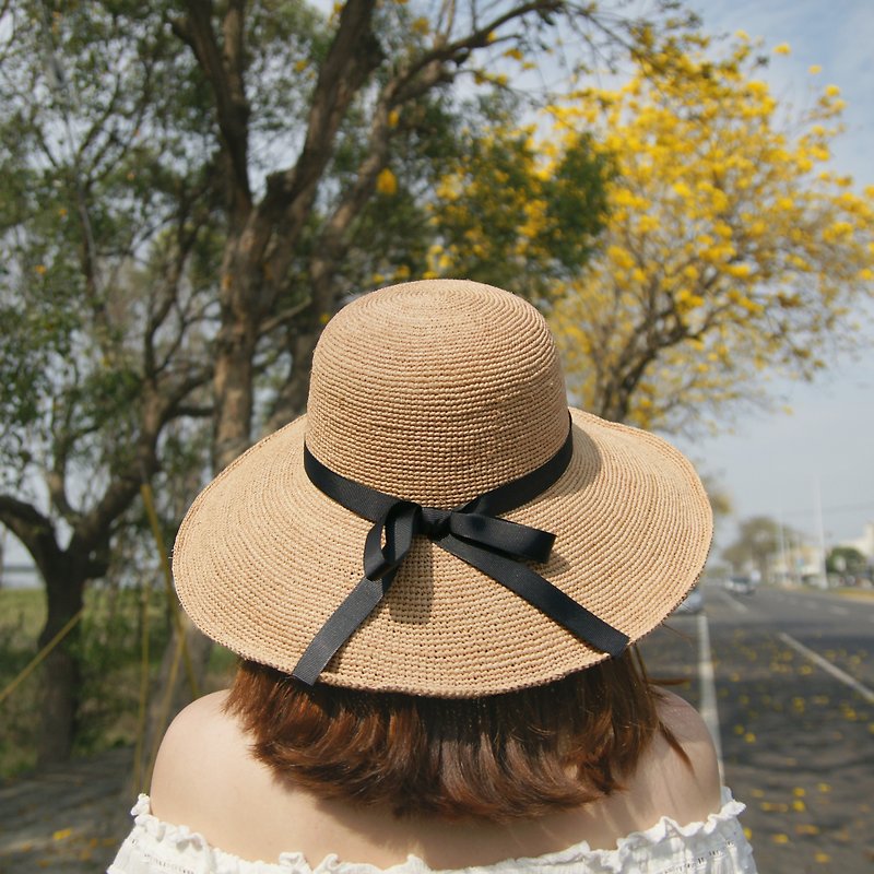 Romantic Sunshade Big Straw Hat Caramel-Natural Raffia Grass Breathable and Foldable Not Afraid of Wet Head Size Adjustable - หมวก - พืช/ดอกไม้ สีทอง