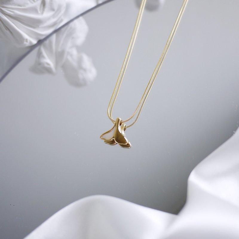 金色貝母魚尾項鍊 - 項鍊 - 其他金屬 金色