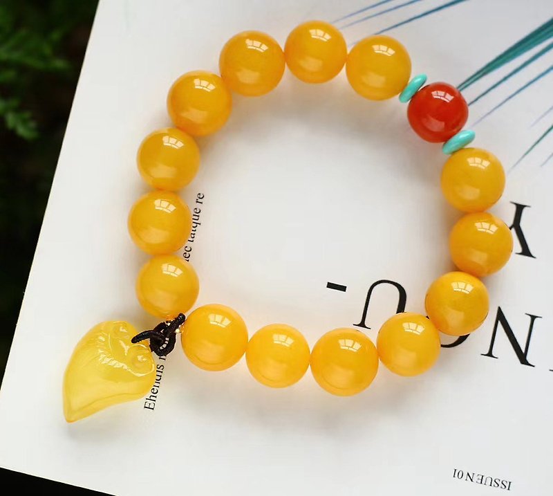 Need full natural honey Wax honey chicken fat yellow bracelet with beads Southern red Wax wishful pendants decorated with natural honey - สร้อยข้อมือ - เครื่องเพชรพลอย 