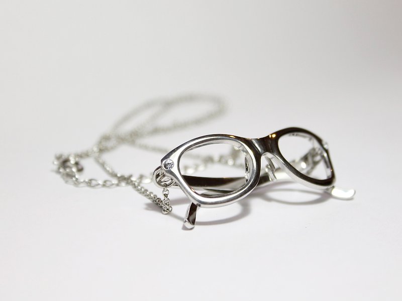 Wellington frame glasses necklace RH - สร้อยคอ - โลหะ สีเงิน