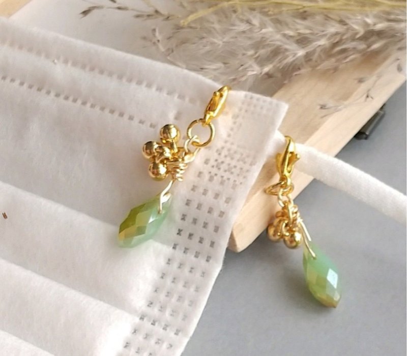 Gorgeous swaying green bead mask charm (piercings can be changed) - Charms - Other Materials Green