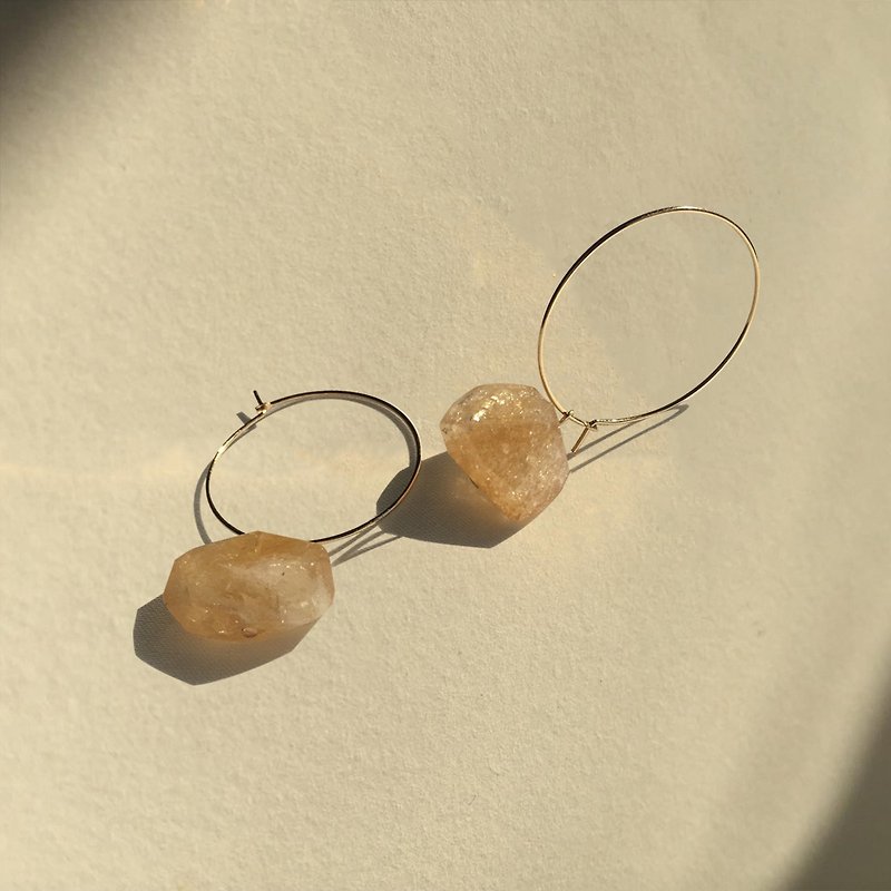 Citrine thin hoop earrings (three ways to wear) - ต่างหู - เครื่องเพชรพลอย สีทอง