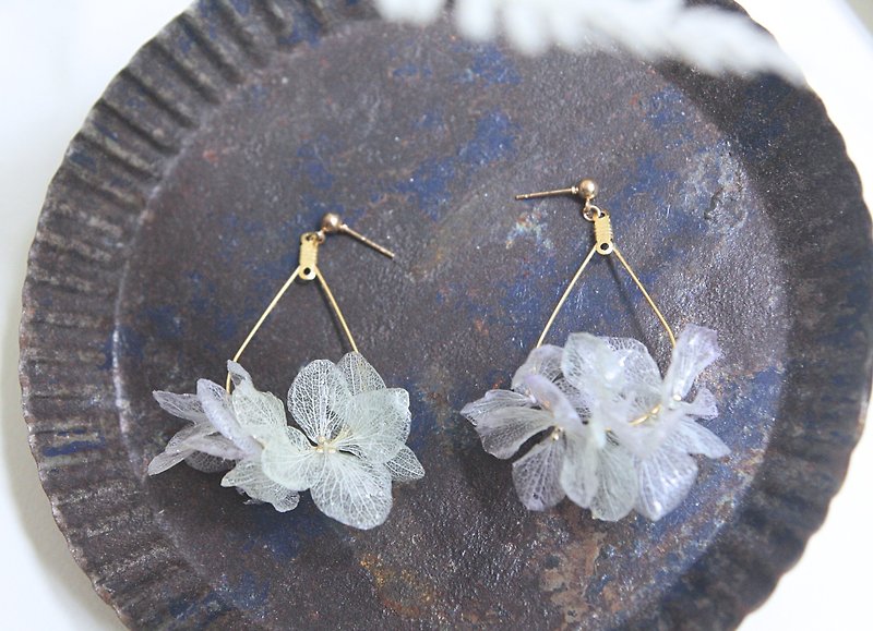 Butterfly Hydrangea Real Flower Earrings - ต่างหู - วัสดุอื่นๆ สีใส