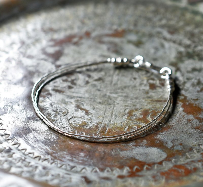 細緻圓筒形銀珠三圈手鍊 - 手鍊/手鐲 - 其他金屬 銀色