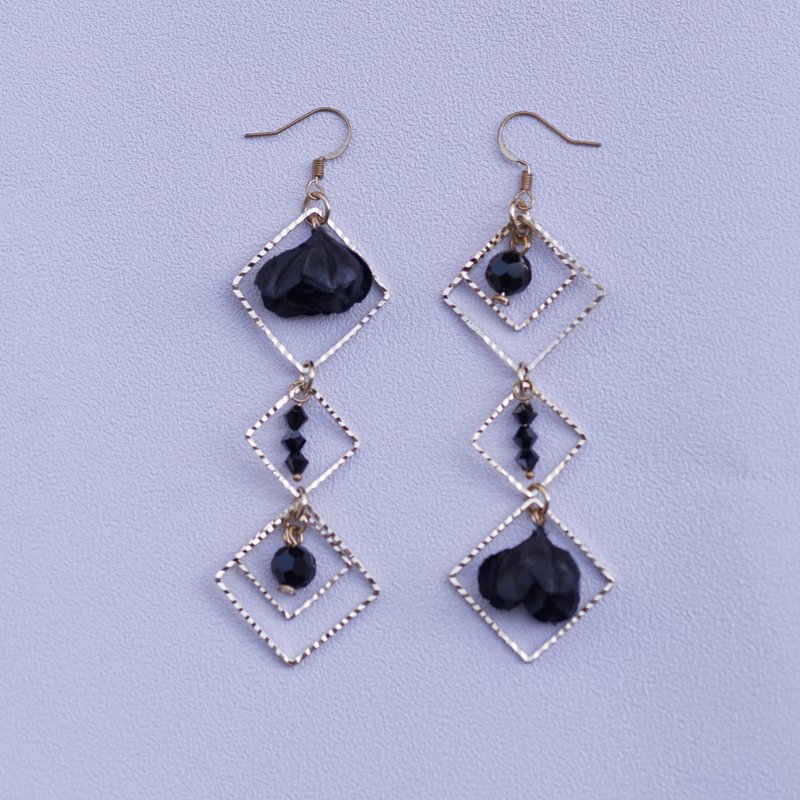 Misfit | Black Gold Asymmetrical Multilayered Earrings - ต่างหู - วัสดุอื่นๆ สีดำ